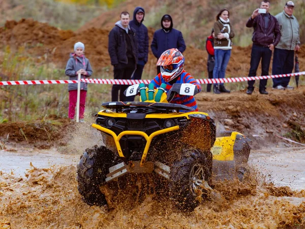 Moskova Bölgesi, Rusya - 28.09.2019: Otomobil Biatlon 'daki ilk yarışmalar 