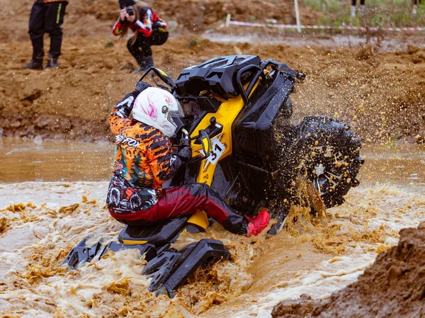 Moskova Bölgesi, Rusya - 28.09.2019: Otomobil Biatlon 'daki ilk yarışmalar 