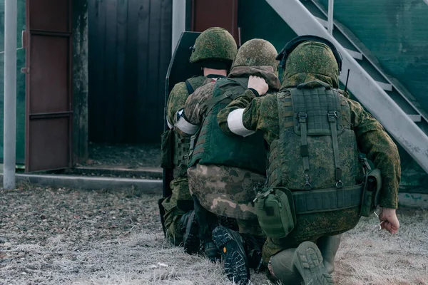 俄罗斯斯摩棱斯克 2019年12月20日 分遣队最优秀的战士在战场上执行任务 作为战术和特别演习的一部分 根据该计划 一个由50人组成的武装团伙在森林中避难 — 图库照片