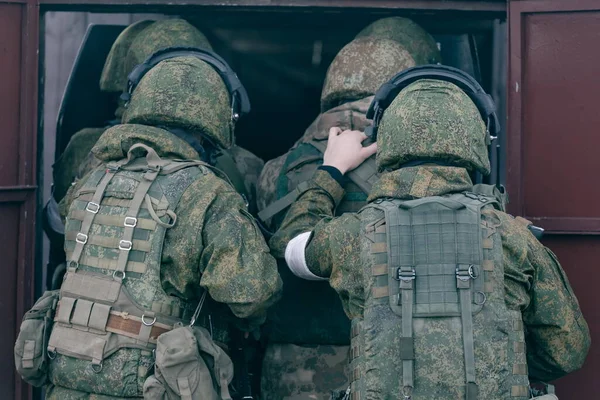 俄罗斯斯摩棱斯克 2019年12月20日 分遣队最优秀的战士在战场上执行任务 作为战术和特别演习的一部分 根据该计划 一个由50人组成的武装团伙在森林中避难 — 图库照片