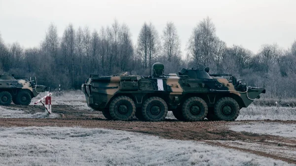 俄罗斯斯摩棱斯克 2019年12月20日 分遣队最优秀的战士在战场上执行任务 作为战术和特别演习的一部分 根据该计划 一个由50人组成的武装团伙在森林中避难 免版税图库图片