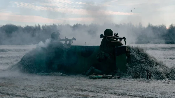俄罗斯斯摩棱斯克 2019年12月20日 分遣队最优秀的战士在战场上执行任务 作为战术和特别演习的一部分 根据该计划 一个由50人组成的武装团伙在森林中避难 免版税图库照片