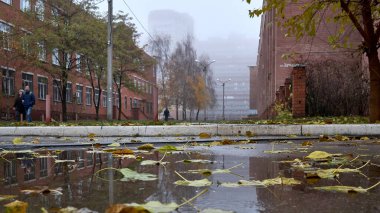 Voronezh, Rusya - 04.11.2021: Voronezh en güçlü sisle kaplıydı