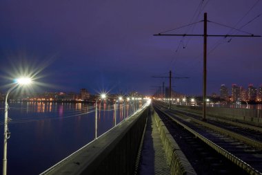 Voronezh 'deki Kuzey Köprüsü' ndeki eski tramvay rayları bir sonbahar akşamında