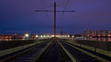 Voronezh 'deki Kuzey Köprüsü' ndeki eski tramvay rayları bir sonbahar akşamında