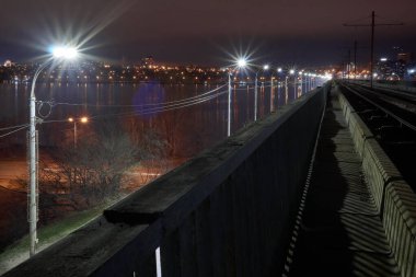 Voronezh 'deki Kuzey Köprüsü' ndeki eski tramvay rayları bir sonbahar akşamında