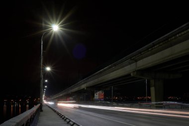 Voronezh 'in Kuzey Köprüsü' nde bir sonbahar akşamı taşımacılık trafiği