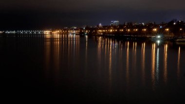 Voronezh rezervuarının sonbahar gecesindeki görüntüsü