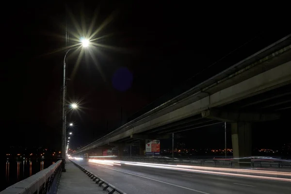 Μεταφορές Κυκλοφορίας Στη Βόρεια Γέφυρα Του Voronezh Ένα Φθινοπωρινό Βράδυ Royalty Free Εικόνες Αρχείου