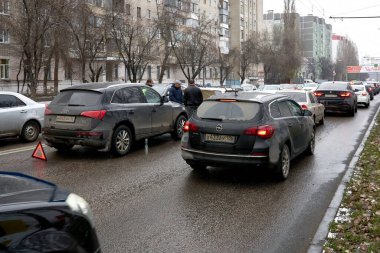 Voronezh, Rusya - 19.11.2021: Sabah başlayan kar, yüksek ortam sıcaklığı nedeniyle neredeyse hemen eridi