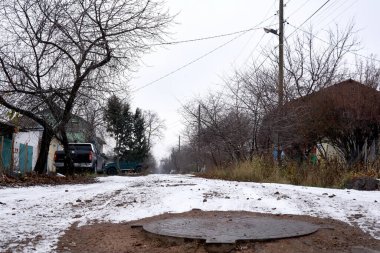 Voronezh, Rusya - 19.11.2021: Sabah başlayan kar, yüksek ortam sıcaklığı nedeniyle neredeyse hemen eridi