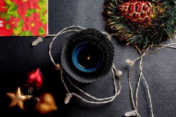 Duftende Kerzen Girlanden Und Weihnachtsdekoration Auf Dem Weihnachtstisch — Stockfoto