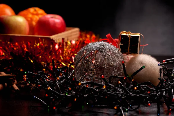 Decoraciones Navideñas Junto Una Caja Frutas —  Fotos de Stock