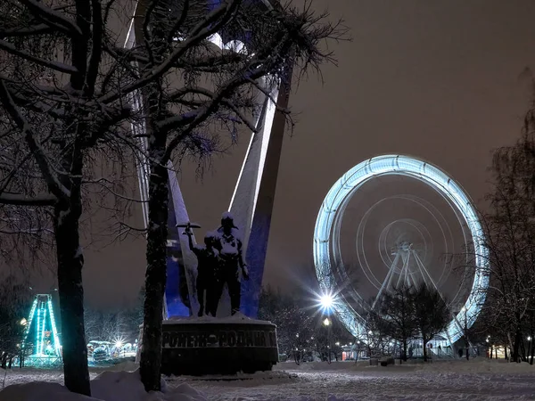Monument Airborne Forces Evening Background Ferris Wheel New Year Weekend — Stockfoto