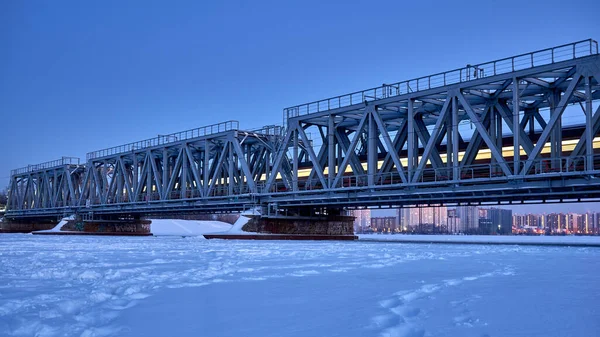 Mouvement Train Travers Pont Ferroviaire Voronej Hiver — Photo