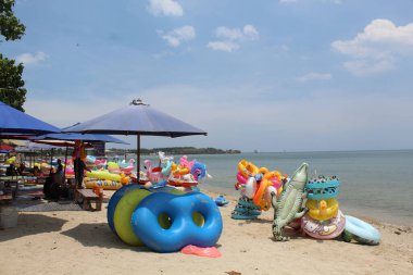 Yüzme halkası, çeşitli renkler ve şekillerle sahilde kiralanır.