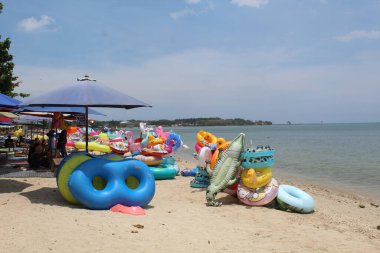 Yüzme halkası, çeşitli renkler ve şekillerle sahilde kiralanır.