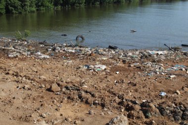 Sahilde çöp.