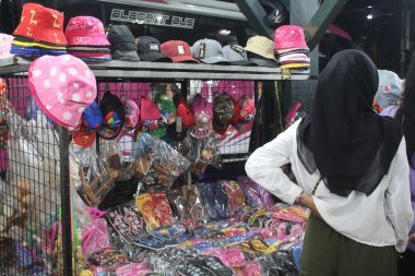Malioboro Yolu 'ndaki dükkanlar, geceleri turistik bir yer.