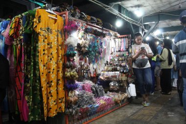 Malioboro Yolu 'ndaki dükkanlar, geceleri turistik bir yer.