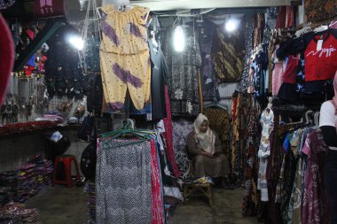 Malioboro Yolu 'ndaki dükkanlar, geceleri turistik bir yer.