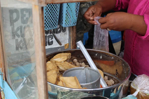 Indonesische Streetfood Frikadelle Von Straßenverkäufer Serviert — Stockfoto