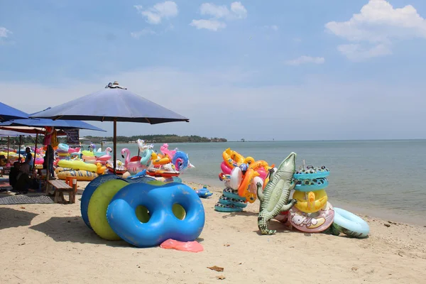 Cincin Renang Dengan Berbagai Warna Dan Bentuk Untuk Disewakan Pantai — Stok Foto