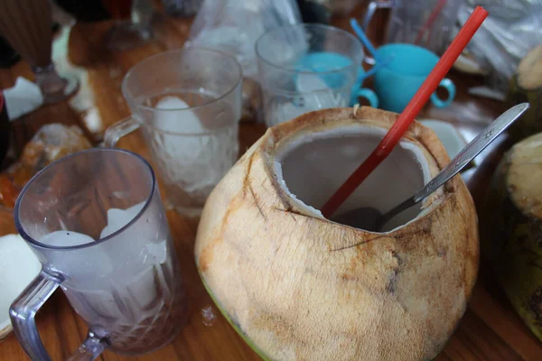 Coco Servido Para Beber Com Cubo Gelo Copo Palha Colher — Fotografia de Stock