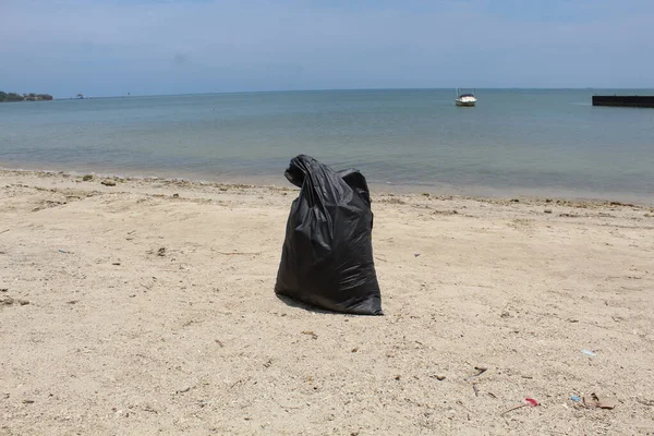 Czarna Duża Torba Śmieci Plaży — Zdjęcie stockowe