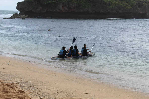 Cuatro Personas Están Jugando Kayak Playa — Foto de Stock