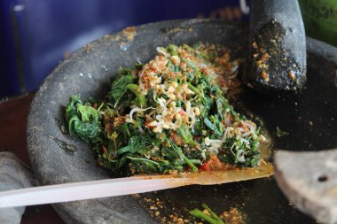 Pecel, Endonezya 'dan geleneksel bir salatadır. Buharda pişirilmiş sebzelerden yapılmış ve fıstık sosuyla karıştırılmış. Taştan havana karıştırılmış. Geleneksel yemek..