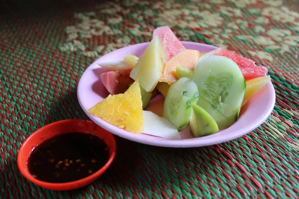 Rujak Buah Ensalada Frutas Tradicional Indonesia Plato Plástico Acompañado Salsa — Foto de Stock