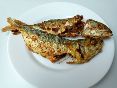 Moolgarda Seheli 'den kızarmış balık, ya da Valamugil Seheli, ya da mavi benekli aslan yelesi, ya da mavi kuyruklu aslan yelesi. Endonezya 'da belanak balığı denir..