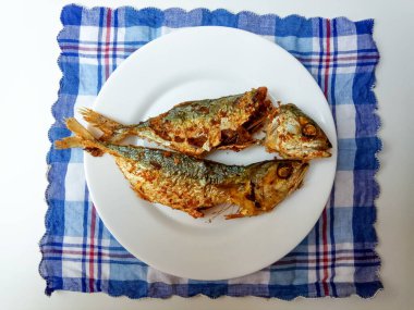 Moolgarda Seheli 'den kızarmış balık, ya da Valamugil Seheli, ya da mavi benekli aslan yelesi, ya da mavi kuyruklu aslan yelesi. Endonezya 'da belanak balığı denir..