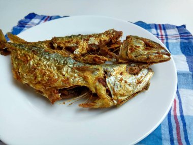 Moolgarda Seheli 'den kızarmış balık, ya da Valamugil Seheli, ya da mavi benekli aslan yelesi, ya da mavi kuyruklu aslan yelesi. Endonezya 'da belanak balığı denir..