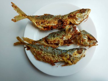 Moolgarda Seheli 'den kızarmış balık, ya da Valamugil Seheli, ya da mavi benekli aslan yelesi, ya da mavi kuyruklu aslan yelesi. Endonezya 'da belanak balığı denir..