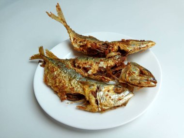 Moolgarda Seheli 'den kızarmış balık, ya da Valamugil Seheli, ya da mavi benekli aslan yelesi, ya da mavi kuyruklu aslan yelesi. Endonezya 'da belanak balığı denir..