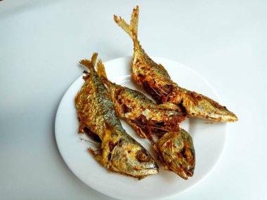 Moolgarda Seheli 'den kızarmış balık, ya da Valamugil Seheli, ya da mavi benekli aslan yelesi, ya da mavi kuyruklu aslan yelesi. Endonezya 'da belanak balığı denir..