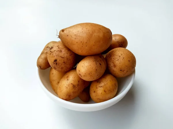 Ungeschälte Und Ungekochte Babykartoffeln Oder Solanum Tuberosum Weißer Schüssel Isoliert — Stockfoto