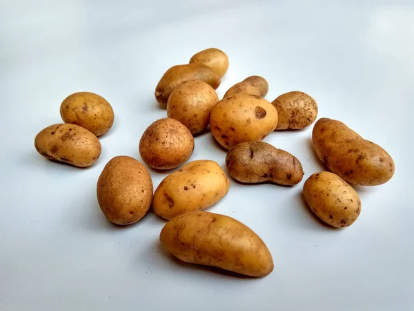Patatas Sin Pelar Sin Cocer Solanum Tuberosum Aisladas Fondo Blanco — Foto de Stock