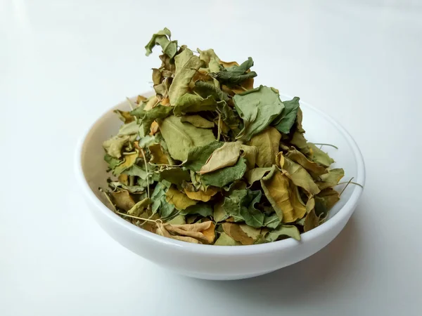 Getrocknete Moringa Blätter Oder Moringa Oleifera Einer Weißen Schüssel Isoliert — Stockfoto