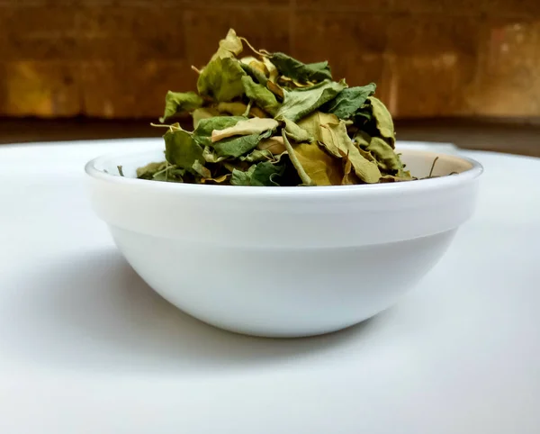 Getrocknete Moringa Blätter Oder Moringa Oleifera Einer Weißen Schüssel — Stockfoto