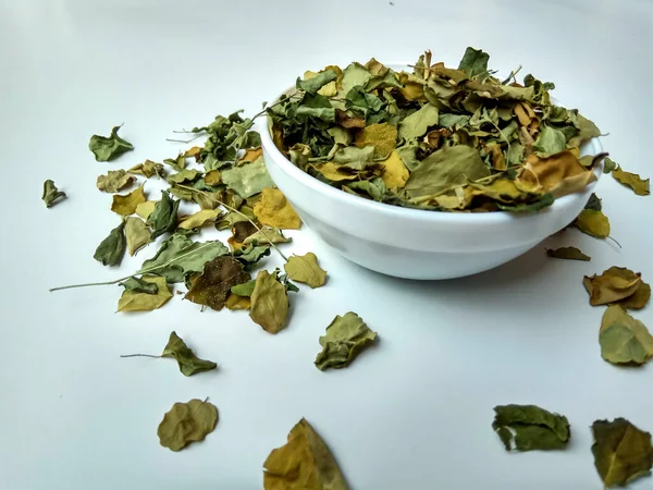 Feuilles Moringa Séchées Moringa Oleifera Dans Bol Blanc Isolé Fond — Photo