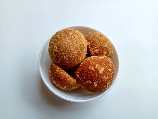 格拉加瓦或爪哇糖或红糖或棕榈糖 半球形 在白碗内 与白色背景隔离 — 图库照片