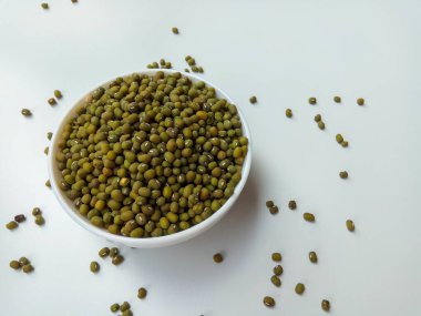 Beyaz arka planda izole edilmiş Mung fasulyesi veya Vigna radyatörü.