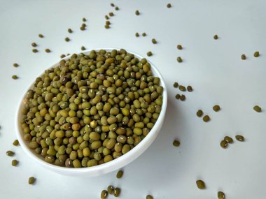 Beyaz arka planda izole edilmiş Mung fasulyesi veya Vigna radyatörü.