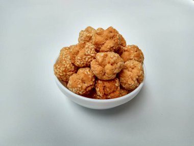 Onde-onde ceplis, ya da onde-onde ketawa, ya da çatlak susam topları, popüler bir Endonezya atıştırmalığı. Beyaz arkaplanda izole edilmiş
