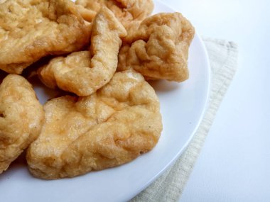 Tahu Pong 'un düz ve kare versiyonu ya da içi boş tofu. Çoğunlukla Semarang Endonezya 'dan bir aperatif olan Tahu Petis için kullanılır. Beyaz arkaplanda izole edilmiş