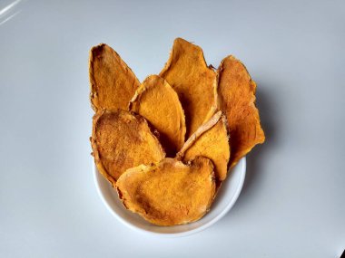 Curcuma zanthorrhiza, ya da temulawak, ya da Java ginger, ya da Java zencefili, ya da Java zerdeçal. Dilimlenmiş ve kurutulmuş, bitkisel içecek gibi demlenmeye hazır.