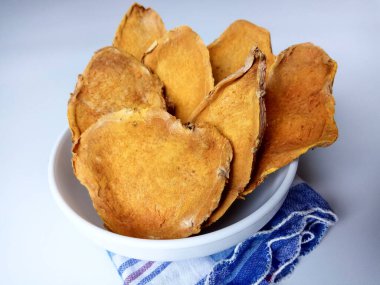 Curcuma zanthorrhiza, ya da temulawak, ya da Java ginger, ya da Java zencefili, ya da Java zerdeçal. Dilimlenmiş ve kurutulmuş, bitkisel içecek gibi demlenmeye hazır.